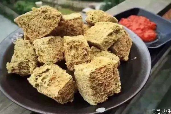 臭豆腐為什么聞起來是臭呢 吃臭豆腐有什么注意呢 臭豆腐為什么聞起來是臭呢 吃臭豆腐有什么注意呢