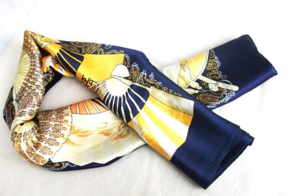 絲巾的材質(zhì)一般是什么呢 應(yīng)該如何挑選絲巾呢 絲巾的材質(zhì)一般是什么呢 應(yīng)該如何挑選絲巾呢