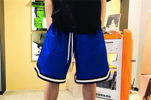 男生運(yùn)動(dòng)短褲什么款式好看 男生穿什么運(yùn)動(dòng)短褲顯腿長