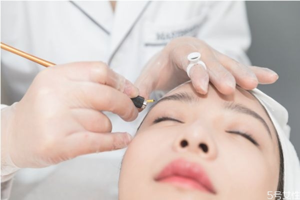 冬天紋眉怕風(fēng)嗎 冬天可以紋眉嗎 冬天紋眉怕風(fēng)嗎 冬天可以紋眉嗎