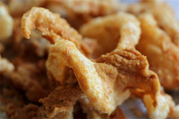 豬皮怎么炸才又泡又酥 炸豬皮怎么做好吃 豬皮怎么炸才又泡又酥 炸豬皮怎么做好吃