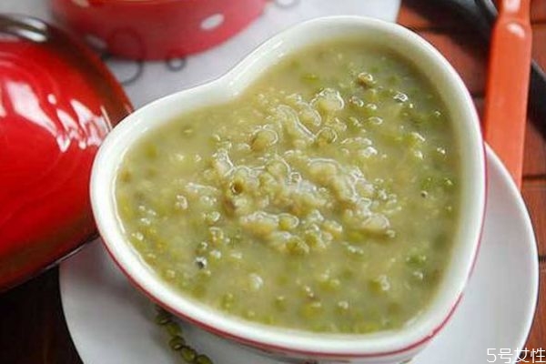 綠豆沙應(yīng)該怎么做呢 綠豆沙有什么營(yíng)養(yǎng)價(jià)值呢 綠豆沙應(yīng)該怎么做呢 綠豆沙有什么營(yíng)養(yǎng)價(jià)值呢