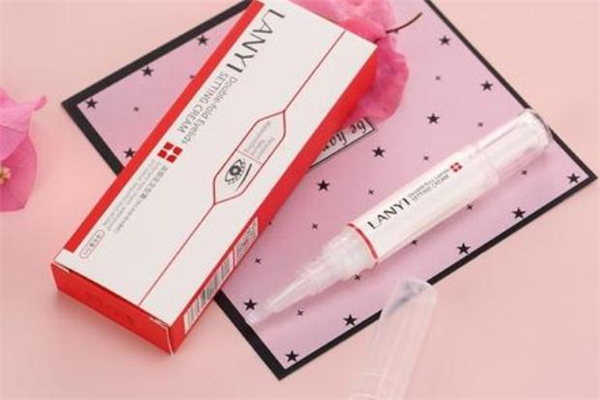 雙眼皮定型霜管用嗎 雙眼皮定型霜和雙眼皮貼哪個(gè)好