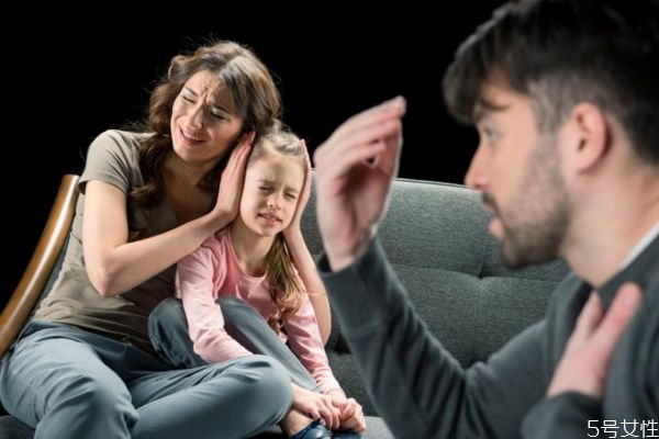 夫妻吵架對(duì)小孩子傷害有多大呢 夫妻老吵架怎么辦呢 夫妻吵架對(duì)小孩子傷害有多大呢 夫妻老吵架怎么辦呢