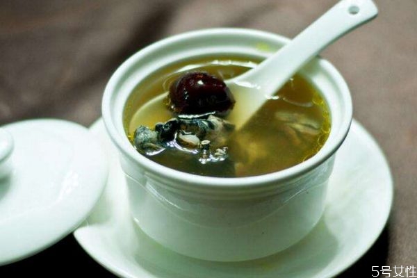 喝烏雞湯有什么好處呢 烏雞湯的做法有什么呢 喝烏雞湯有什么好處呢 烏雞湯的做法有什么呢