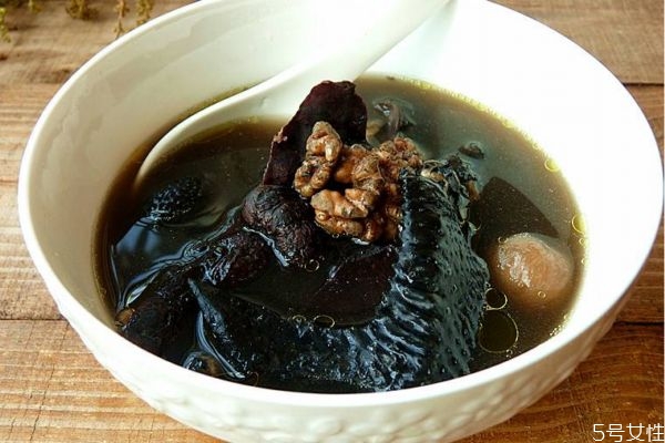 喝烏雞湯有什么好處呢 烏雞湯的做法有什么呢 喝烏雞湯有什么好處呢 烏雞湯的做法有什么呢