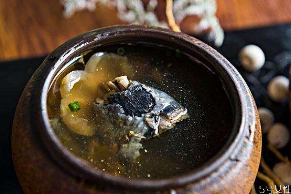 喝烏雞湯有什么好處呢 烏雞湯的做法有什么呢 喝烏雞湯有什么好處呢 烏雞湯的做法有什么呢