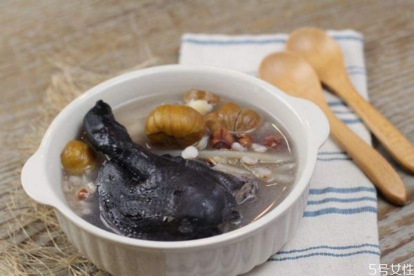 烏雞湯的熱量高嗎 喝烏雞湯會(huì)長胖嗎 烏雞湯的熱量高嗎 喝烏雞湯會(huì)長胖嗎