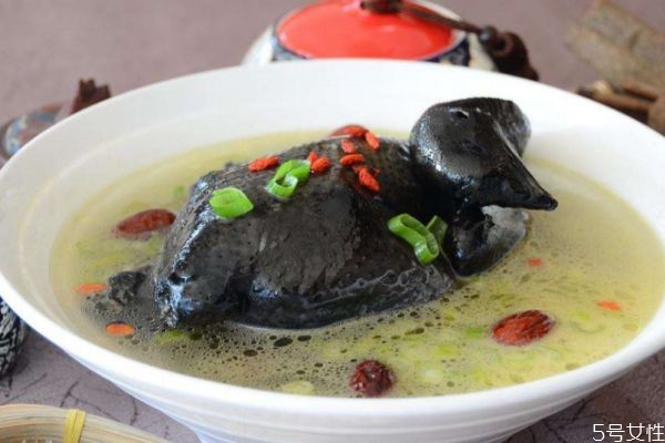 烏雞湯的熱量高嗎 喝烏雞湯會(huì)長胖嗎 烏雞湯的熱量高嗎 喝烏雞湯會(huì)長胖嗎