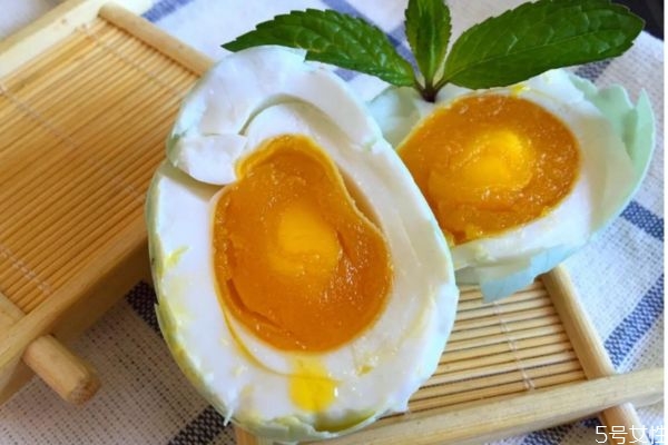 咸鴨蛋可以放多久呢 咸鴨蛋的儲(chǔ)藏方法有什么呢 咸鴨蛋可以放多久呢 咸鴨蛋的儲(chǔ)藏方法有什么呢