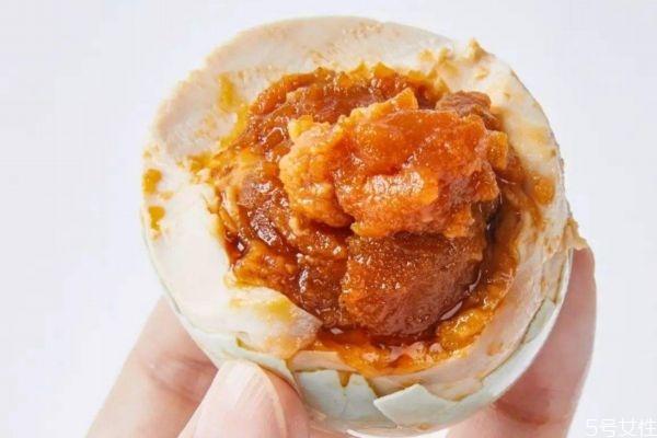 出油咸鴨蛋好吃還是不出油的好吃呢 出油咸鴨蛋好吃還是不出油的好吃呢