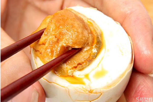 出油咸鴨蛋好吃還是不出油的好吃呢 出油咸鴨蛋好吃還是不出油的好吃呢