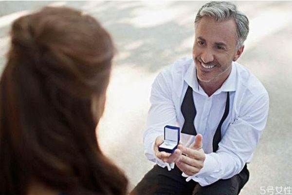 求婚時(shí)應(yīng)該怎樣跟女朋友告白 向女朋友求婚的告白詞 求婚時(shí)應(yīng)該怎樣跟女朋友告白 向女朋友求婚的告白詞