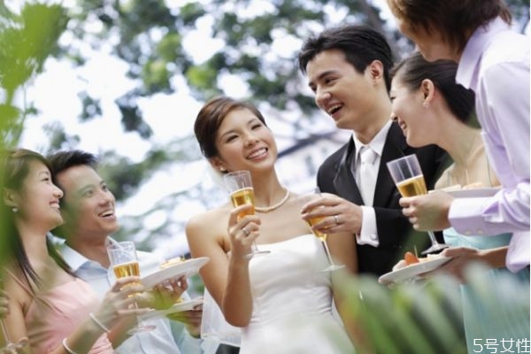 異地戀結(jié)婚先在男方辦酒席還是先在女方辦酒席 異地戀結(jié)婚先在男方辦酒席還是先在女方辦酒席