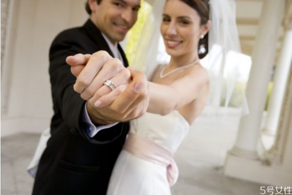 異地戀結(jié)婚先在男方辦酒席還是先在女方辦酒席 異地戀結(jié)婚先在男方辦酒席還是先在女方辦酒席