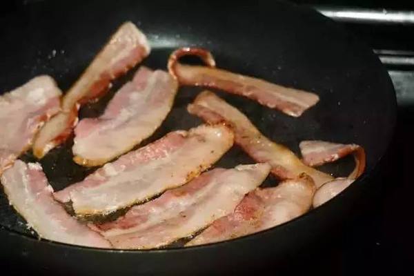 煎培根需要放油嗎 培根怎么煎比較好 煎培根需要放油嗎 培根怎么煎比較好