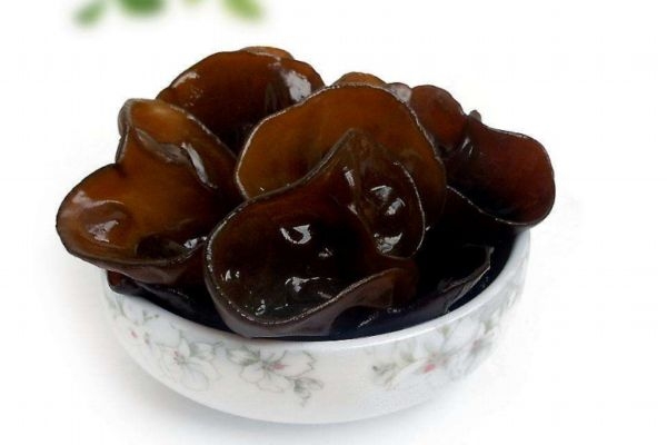 黑木耳的營養(yǎng)價(jià)值有什么呢 吃黑木耳有什么好處呢