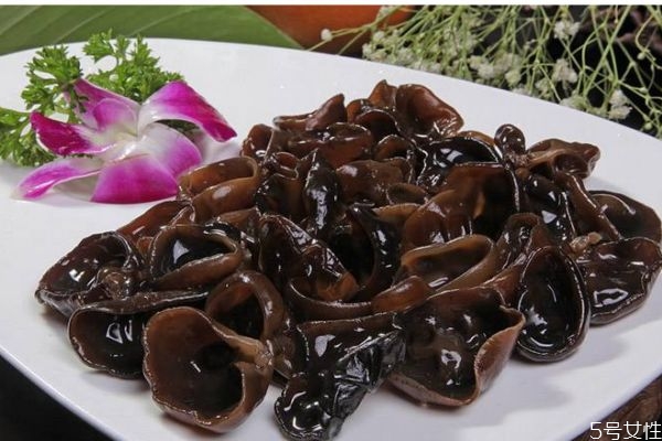 黑木耳的營養(yǎng)價(jià)值有什么呢 吃黑木耳有什么好處呢