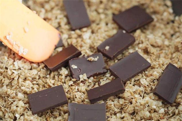 黑巧克力可以空腹吃嗎 黑巧克力可以緩解低血糖嗎 黑巧克力可以空腹吃嗎 黑巧克力可以緩解低血糖嗎