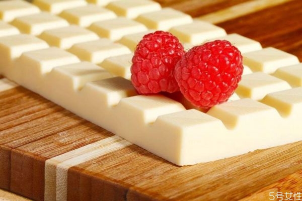 白巧克力的熱量高嗎 吃白巧克力會(huì)長胖嗎 白巧克力的熱量高嗎 吃白巧克力會(huì)長胖嗎