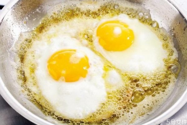 煎雞蛋有營(yíng)養(yǎng)嗎 煎蛋和煮蛋哪個(gè)更有營(yíng)養(yǎng)