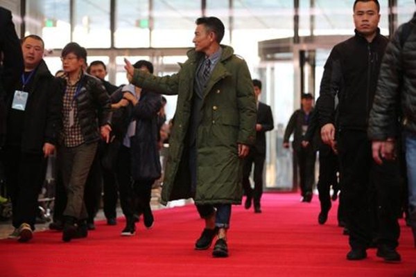 軍大衣和羽絨服哪個更保暖 軍大衣為什么這么保暖 軍大衣和羽絨服哪個更保暖 軍大衣為什么這么保暖