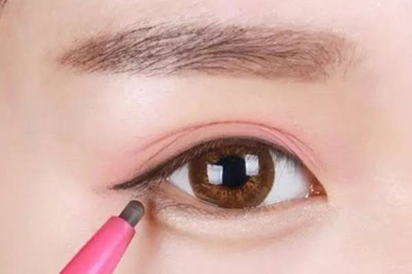 高光棒可以畫臥蠶嗎 高光棒怎么畫臥蠶 高光棒可以畫臥蠶嗎 高光棒怎么畫臥蠶