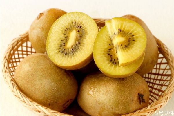 黃心獼猴桃有什么營(yíng)養(yǎng)價(jià)值呢 黃心獼猴桃應(yīng)該怎么吃呢 黃心獼猴桃有什么營(yíng)養(yǎng)價(jià)值呢 黃心獼猴桃應(yīng)該怎么吃呢