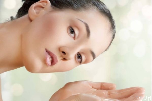 夏天皮膚油是怎么回事 油性皮膚改善方法 夏天皮膚油是怎么回事 油性皮膚改善方法