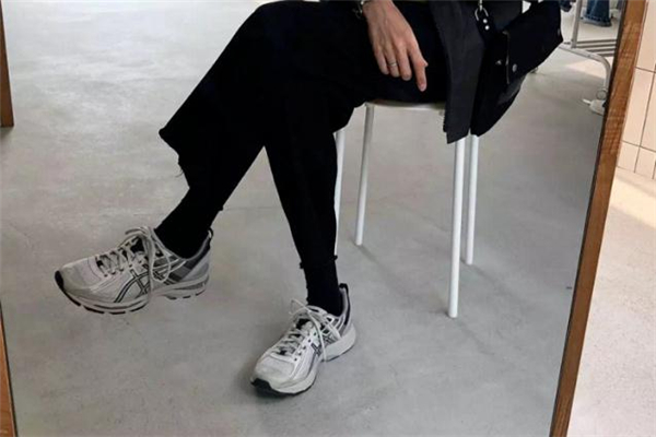 男生運動鞋配什么褲子好看 男生運動鞋搭配圖片 男生運動鞋配什么褲子好看 男生運動鞋搭配圖片