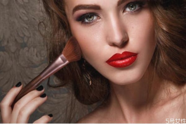 年會(huì)主持人妝容眼妝 年會(huì)主持人必備的整體造型