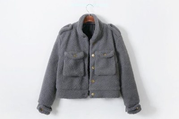 羊羔毛是什么成分 藍(lán)色羊羔毛外套怎么搭配 羊羔毛是什么成分 藍(lán)色羊羔毛外套怎么搭配