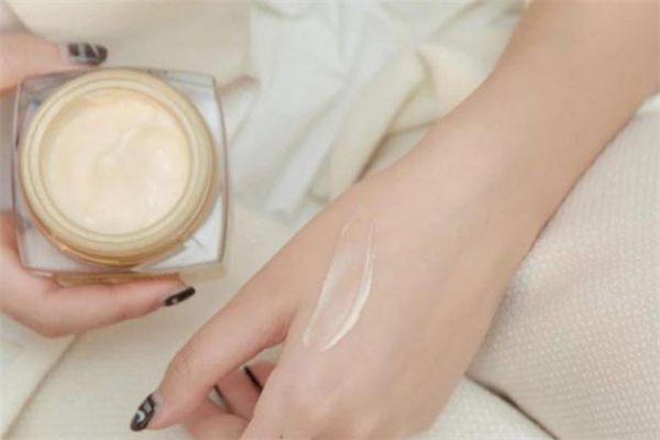 香奈兒金磚面霜怎么樣 香奈兒金磚面霜會(huì)長(zhǎng)痘嗎