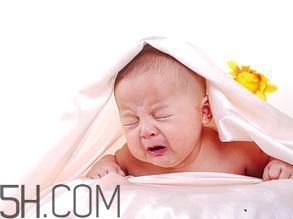 新生兒吐奶情況什么時(shí)候會(huì)沒(méi)有？寶寶吐奶了怎么辦？