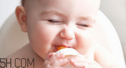 新生兒吐奶情況什么時(shí)候會(huì)沒(méi)有？寶寶吐奶了怎么辦？