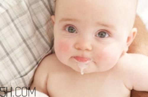 怎樣能減少寶寶吐奶情況？寶寶吐奶后要注意哪些問題？