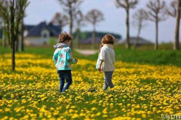 龍鳳胎如何起名字呢 應(yīng)該什么時候起名字比較好呢