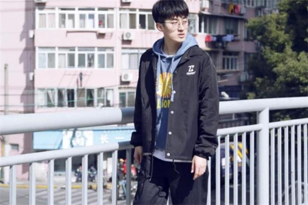 男生夾克里面穿什么好看 男生夾克內搭推薦 男生夾克里面穿什么好看 男生夾克內搭推薦