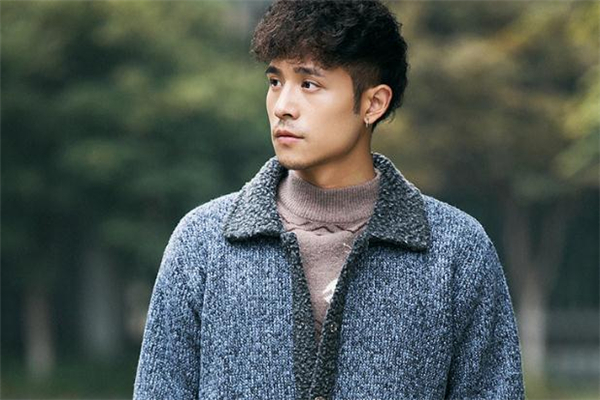 男生夾克里面穿什么好看 男生夾克內搭推薦 男生夾克里面穿什么好看 男生夾克內搭推薦