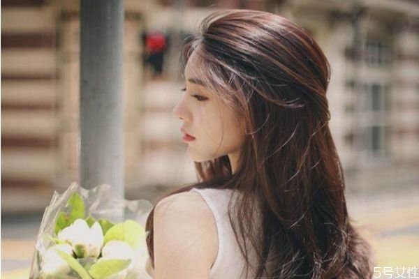 和女生看電影時應該找什么話題 和女生看電影要注意什么 和女生看電影時應該找什么話題 和女生看電影要注意什么