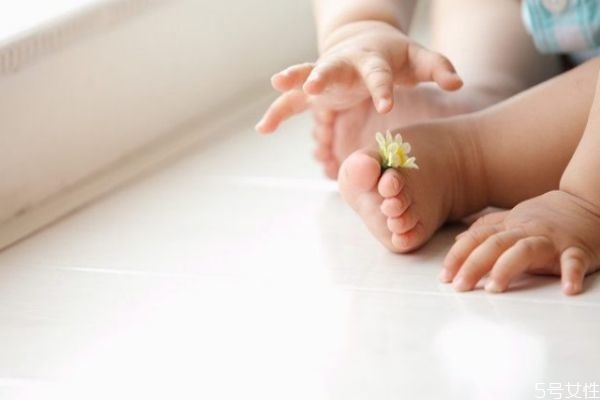 連體衣適合多大寶寶穿 新生兒穿連體衣的4個好處 連體衣適合多大寶寶穿 新生兒穿連體衣的4個好處