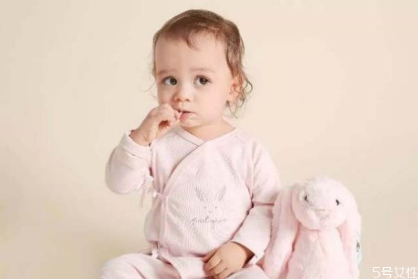 連體衣適合多大寶寶穿 新生兒穿連體衣的4個好處 連體衣適合多大寶寶穿 新生兒穿連體衣的4個好處