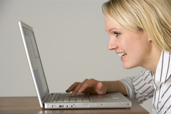 和女生看電影時應該找什么話題 和女生看電影要注意什么 和女生看電影時應該找什么話題 和女生看電影要注意什么