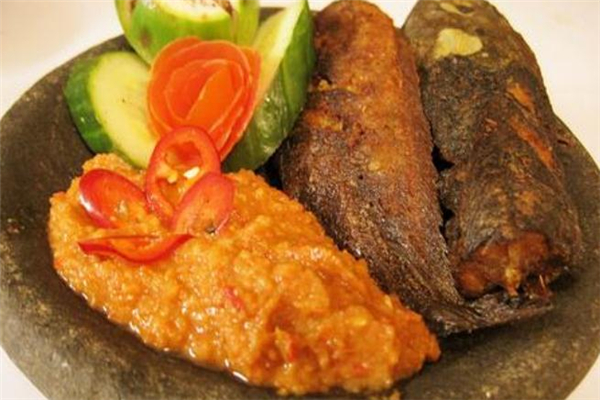 鯰魚可以炸著吃嗎 炸鯰魚的做法 鯰魚可以炸著吃嗎 炸鯰魚的做法