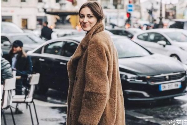 羊羔毛外套穿著顯胖嗎 羊羔毛外套怎樣搭配顯瘦 羊羔毛外套穿著顯胖嗎 羊羔毛外套怎樣搭配顯瘦