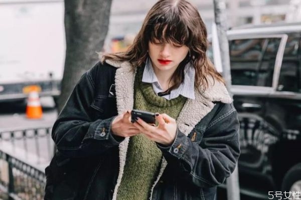 羊羔毛外套穿著顯胖嗎 羊羔毛外套怎樣搭配顯瘦 羊羔毛外套穿著顯胖嗎 羊羔毛外套怎樣搭配顯瘦