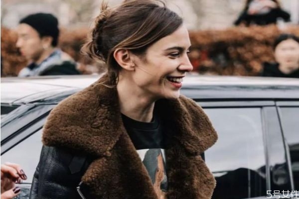 羊羔毛外套穿著顯胖嗎 羊羔毛外套怎樣搭配顯瘦 羊羔毛外套穿著顯胖嗎 羊羔毛外套怎樣搭配顯瘦