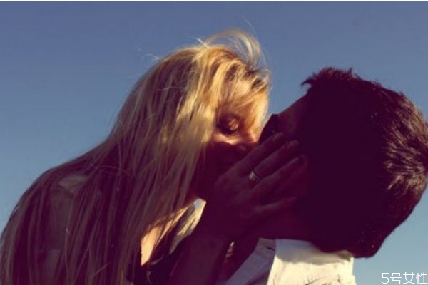 接吻時怎么看出男人是否愛你 接吻怎么看出誰更愛對方 接吻時怎么看出男人是否愛你 接吻怎么看出誰更愛對方