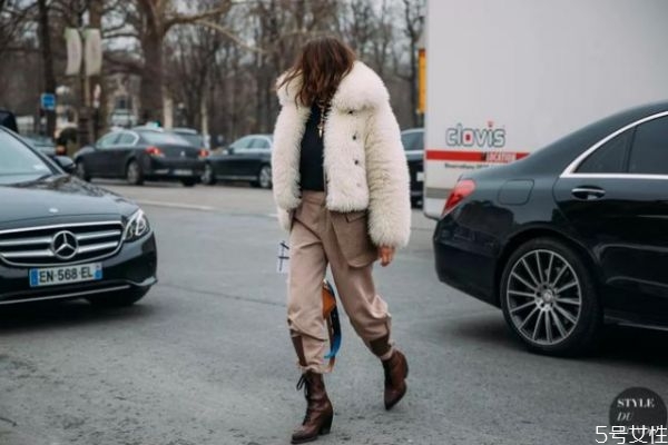 羊羔毛外套穿著顯胖嗎 羊羔毛外套怎樣搭配顯瘦 羊羔毛外套穿著顯胖嗎 羊羔毛外套怎樣搭配顯瘦