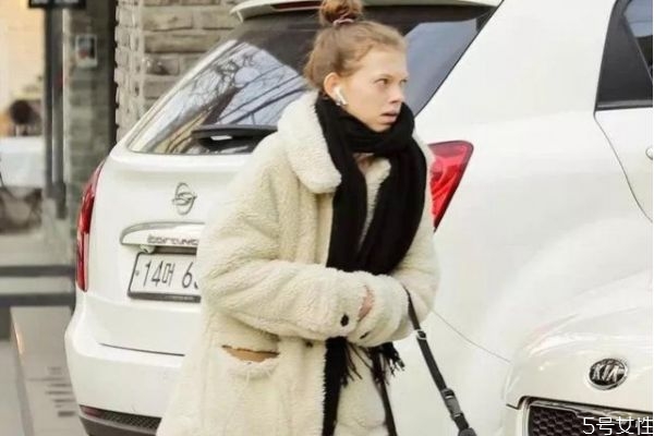 羊羔毛外套穿著顯胖嗎 羊羔毛外套怎樣搭配顯瘦 羊羔毛外套穿著顯胖嗎 羊羔毛外套怎樣搭配顯瘦